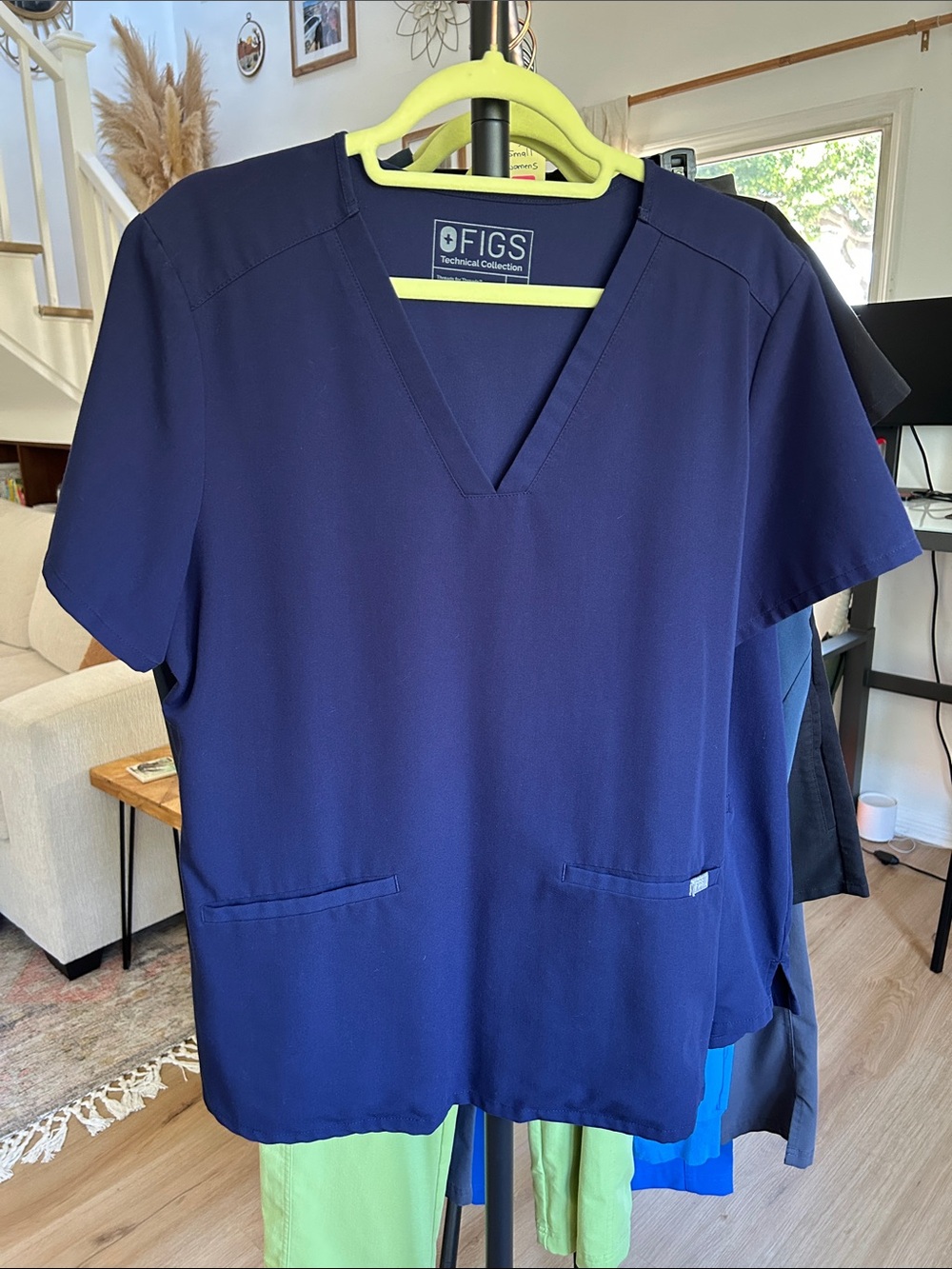 Figs Casma Three-Pocket Scrub Top. Size large. Small pull above right pocket